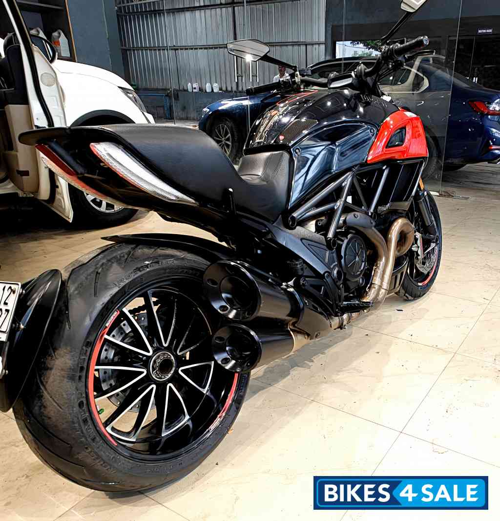 Carbon Black Ducati Diavel Carbon