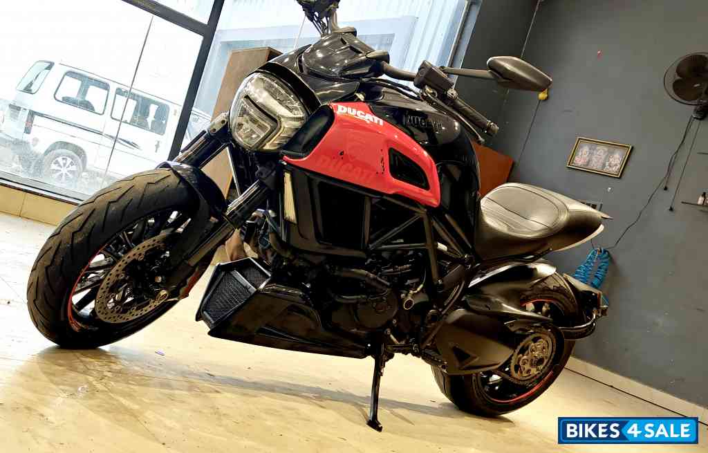 Carbon Black Ducati Diavel Carbon