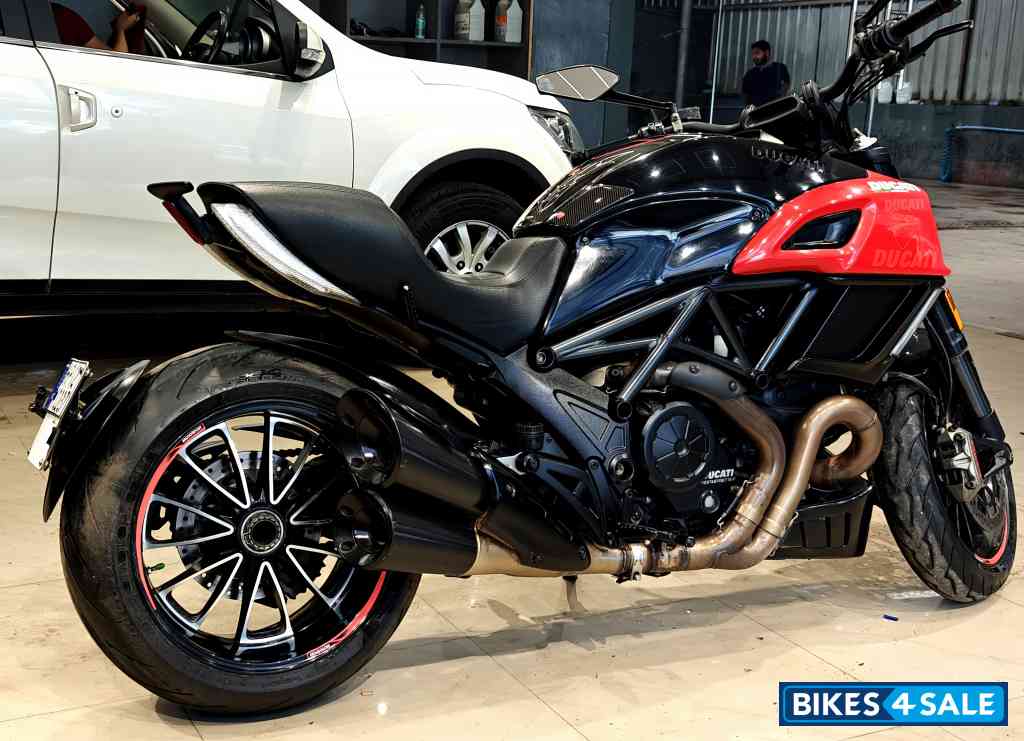 Carbon Black Ducati Diavel Carbon