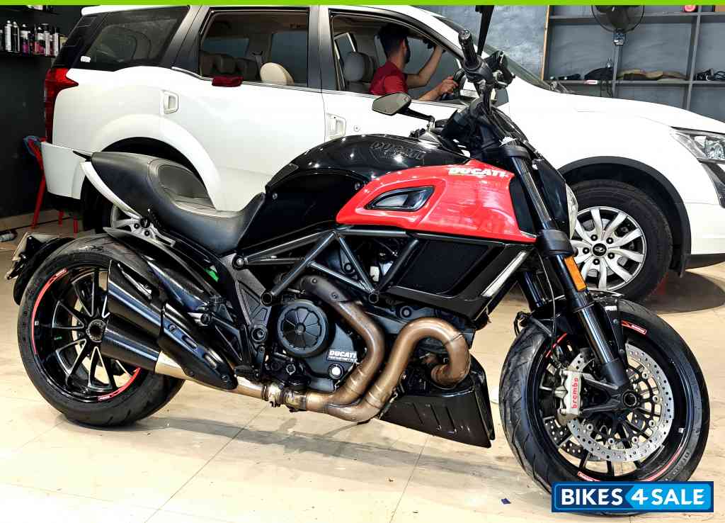 Carbon Black Ducati Diavel Carbon