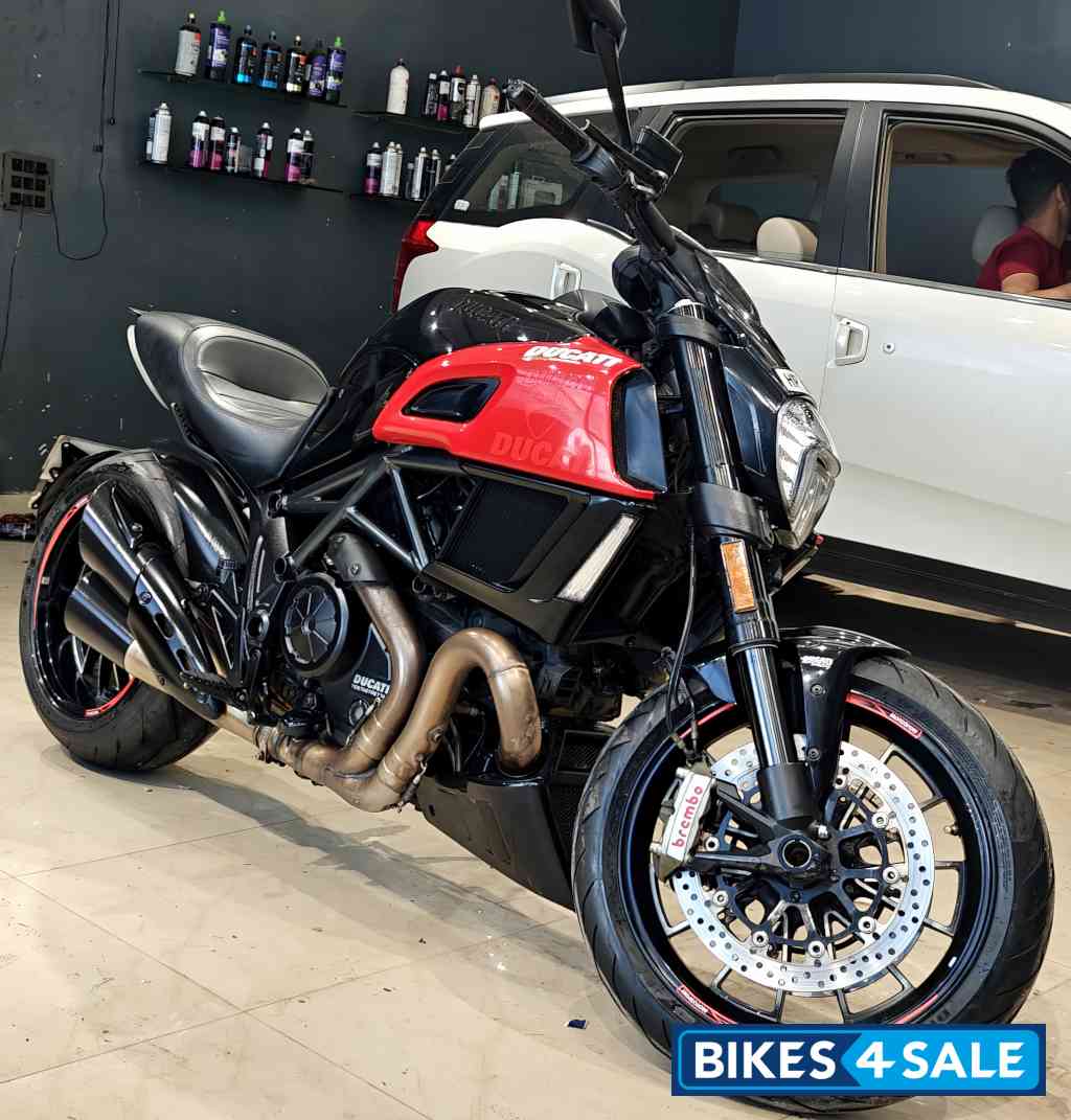 Carbon Black Ducati Diavel Carbon