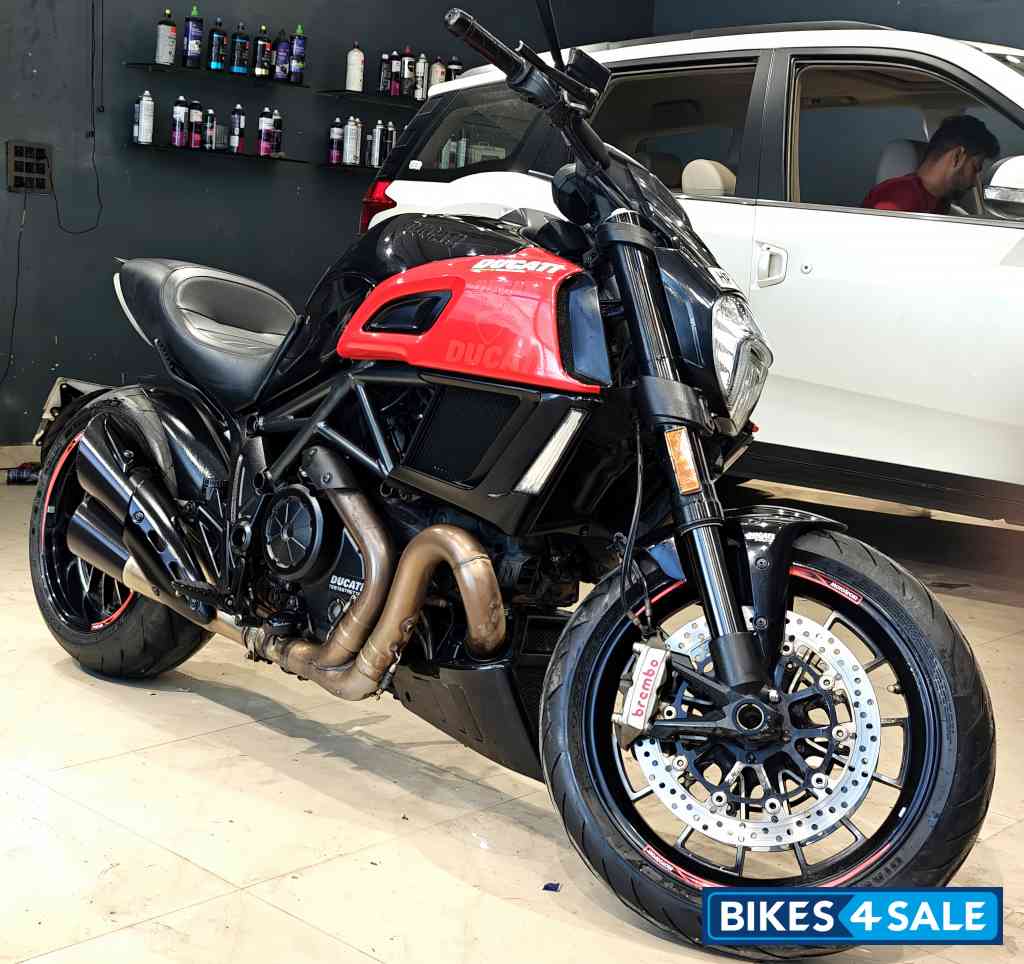 Carbon Black Ducati Diavel Carbon