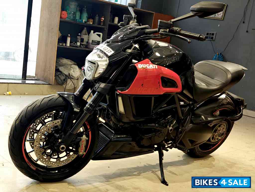 Carbon Black Ducati Diavel Carbon