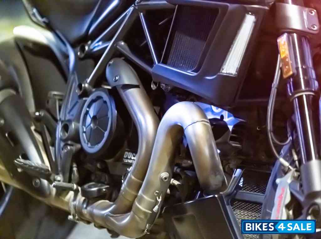 Carbon Black Ducati Diavel Carbon