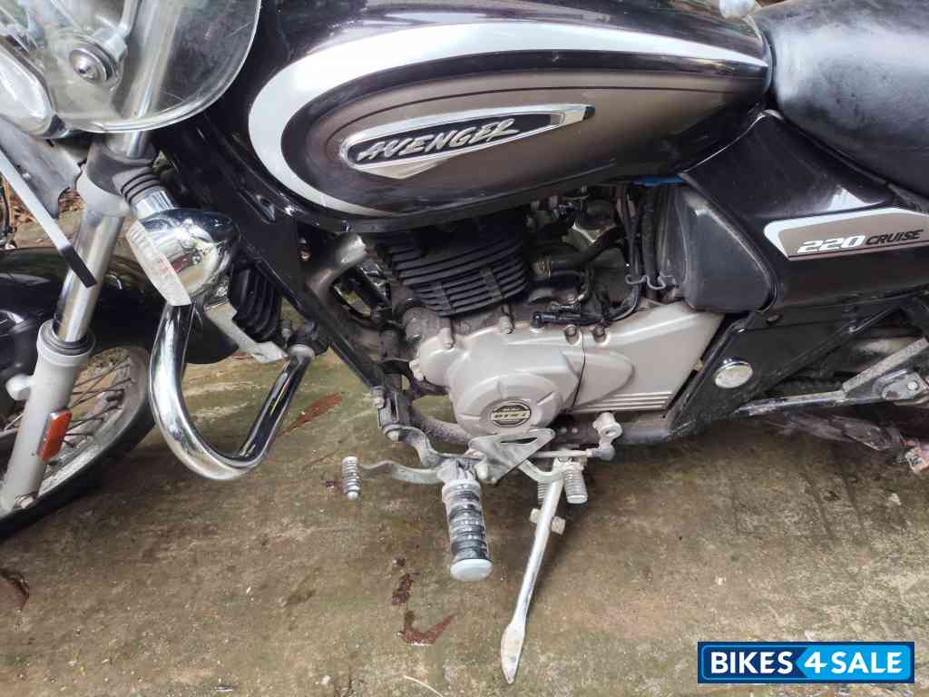 Black Bajaj Avenger Cruise 220 BS6