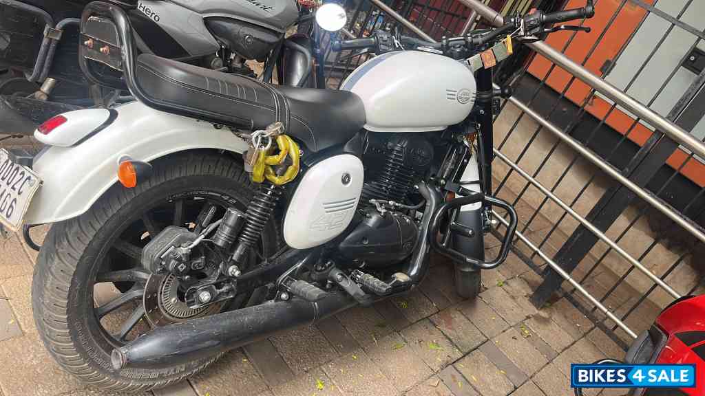 Jawa 42 Dual Channel ABS Sirius White