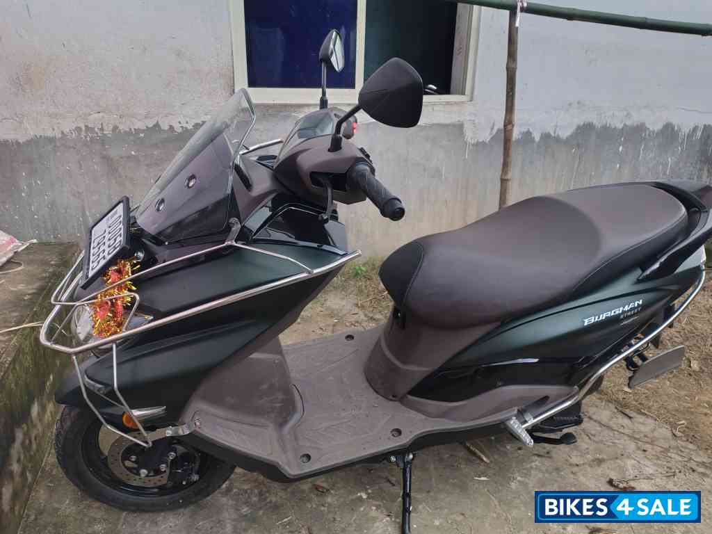 Metalic Green Suzuki Burgman Street Ride Connect Edition 2025