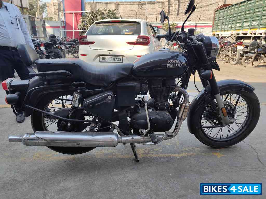 Jet Black Royal Enfield Bullet 350 ES BS6