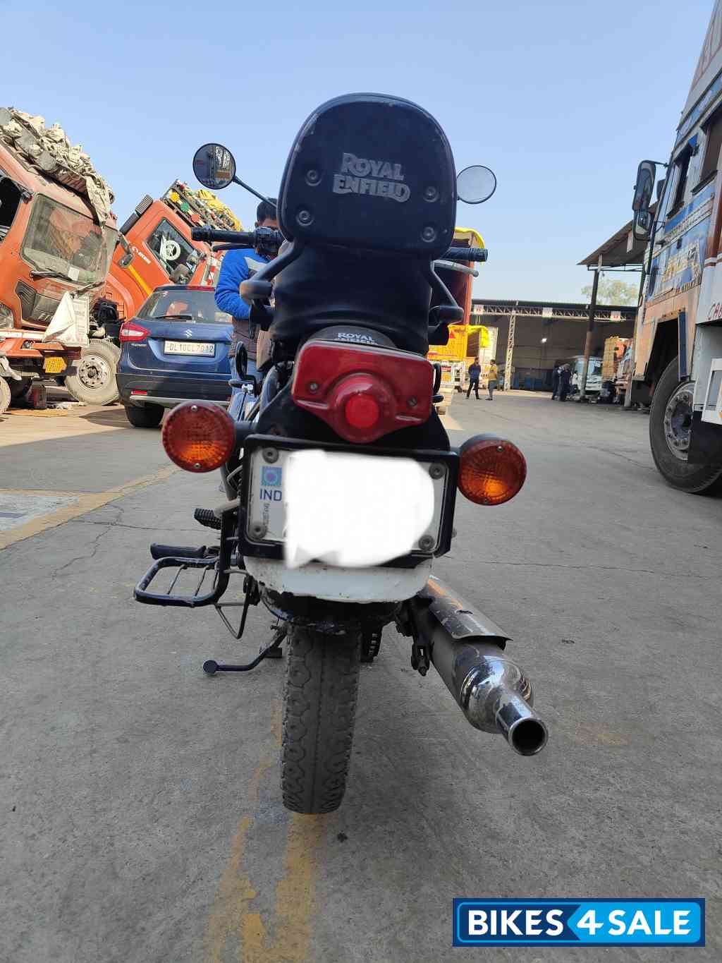 Jet Black Royal Enfield Bullet 350 ES BS6