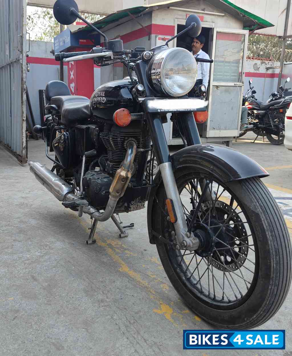 Jet Black Royal Enfield Bullet 350 ES BS6