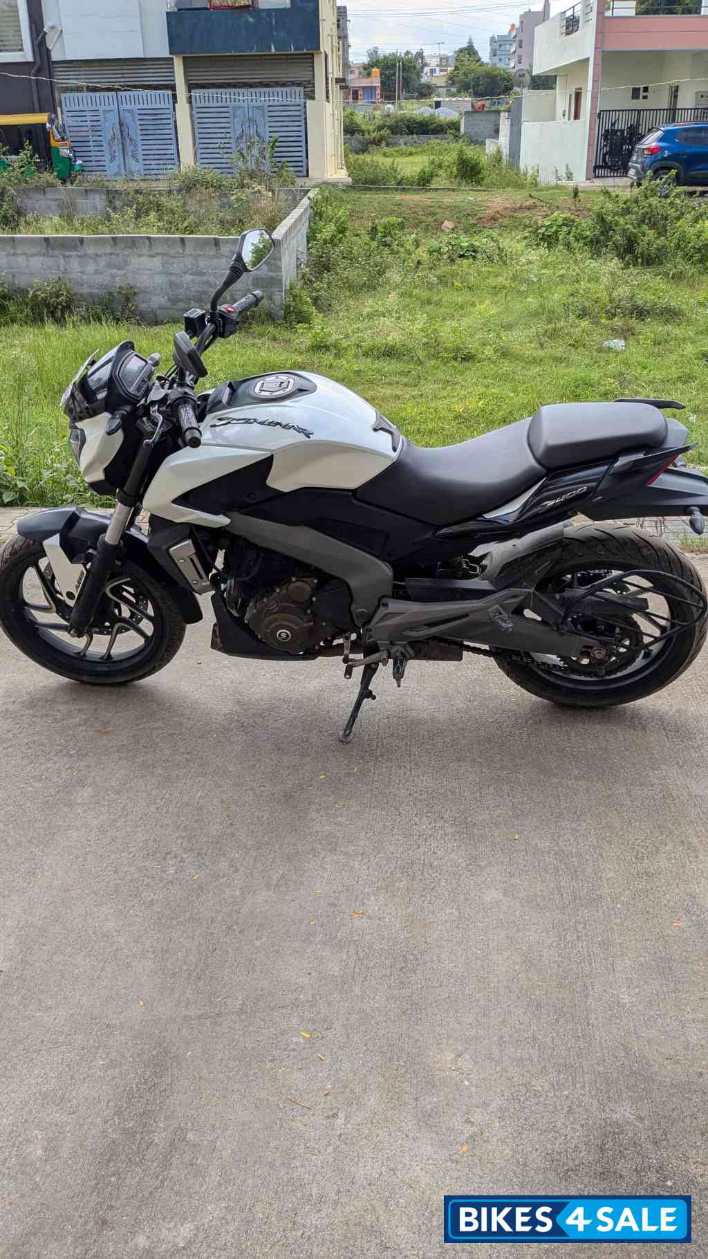 White Bajaj Dominar 400