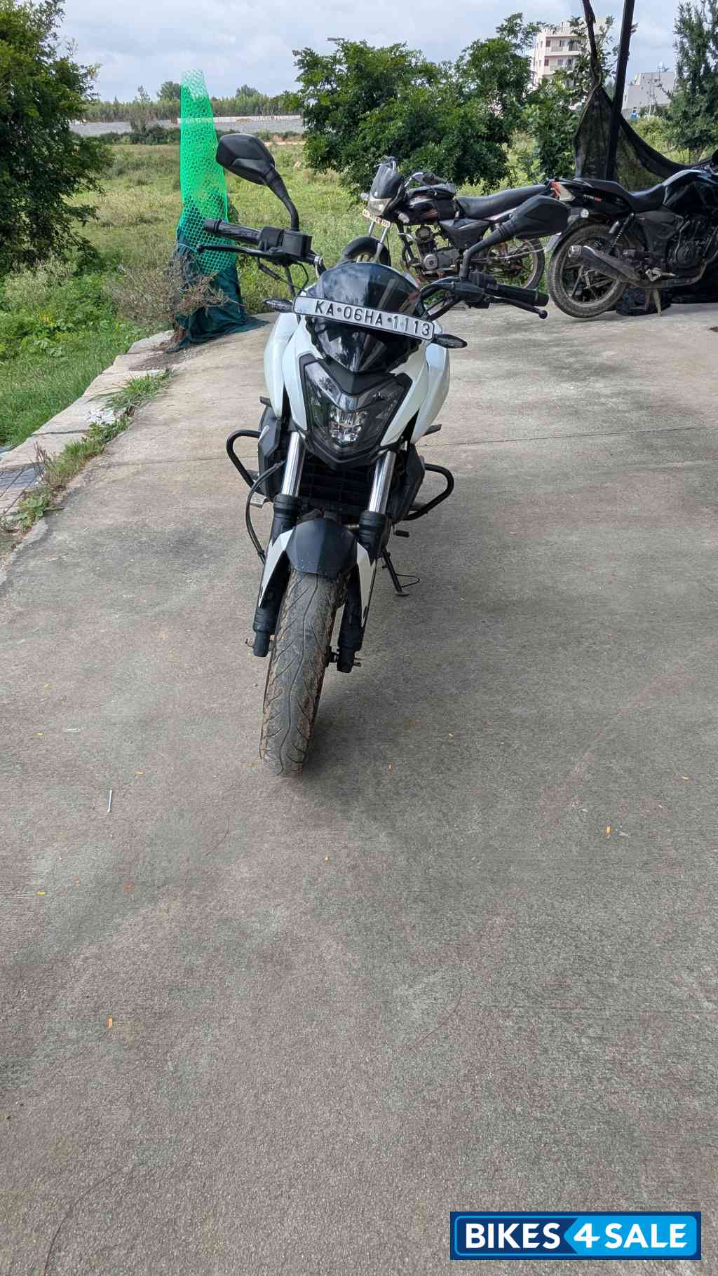 White Bajaj Dominar 400