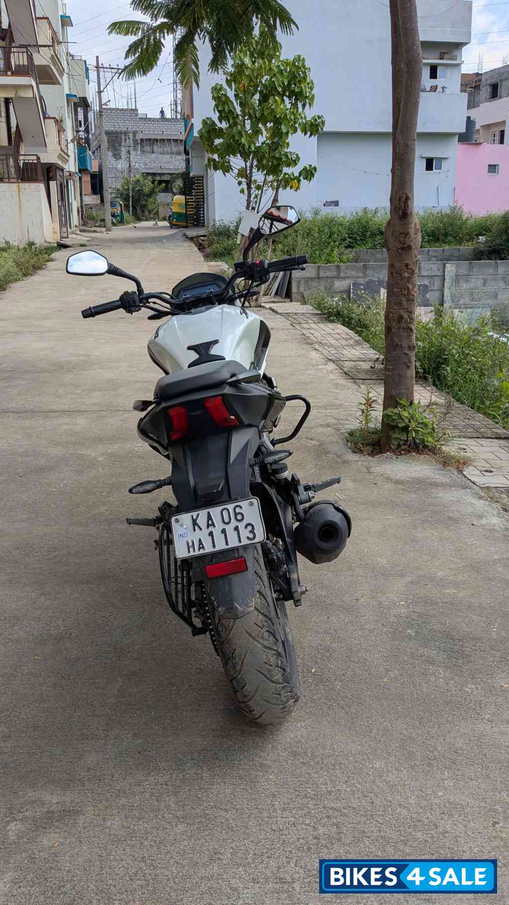 White Bajaj Dominar 400