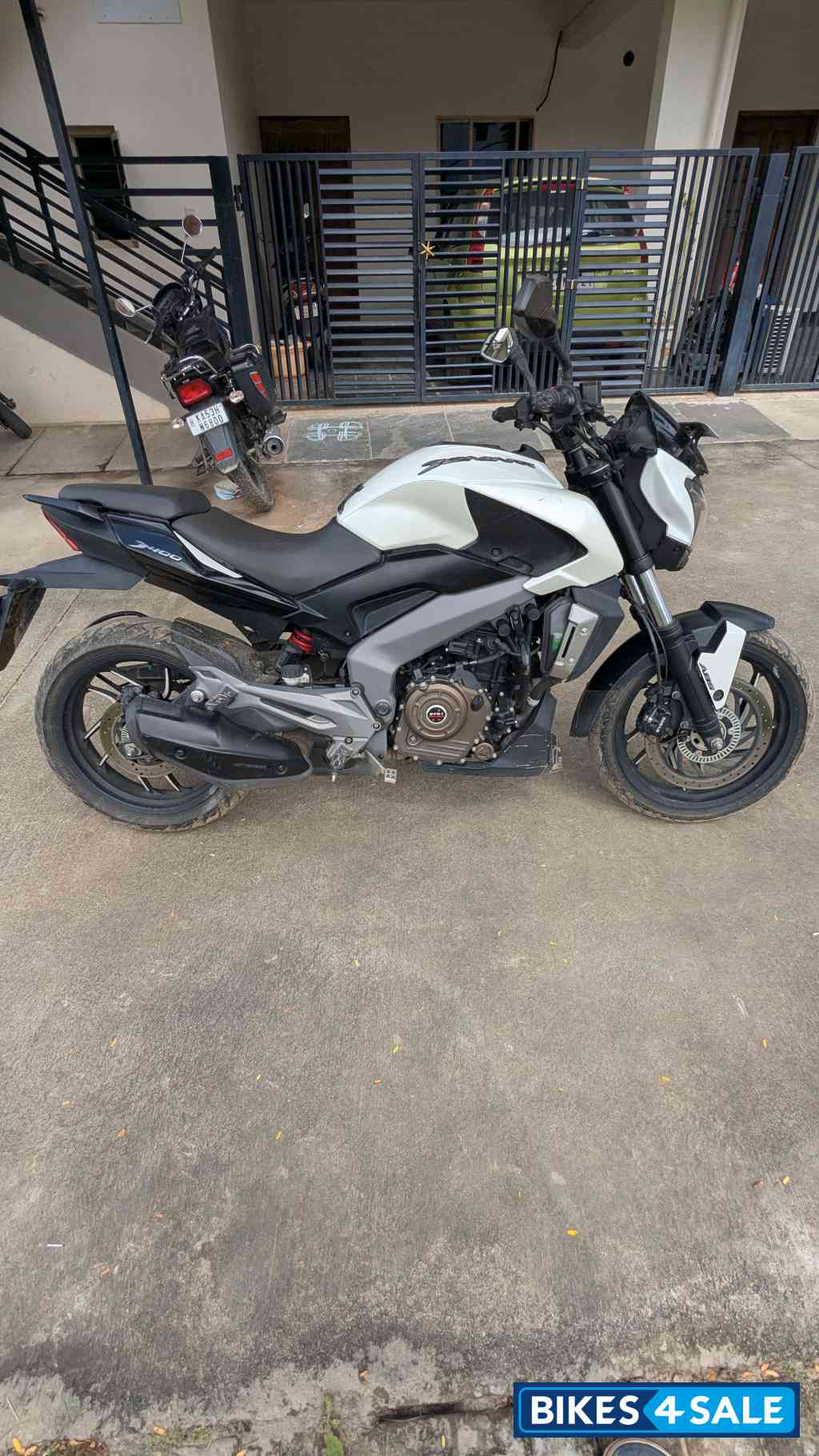 White Bajaj Dominar 400