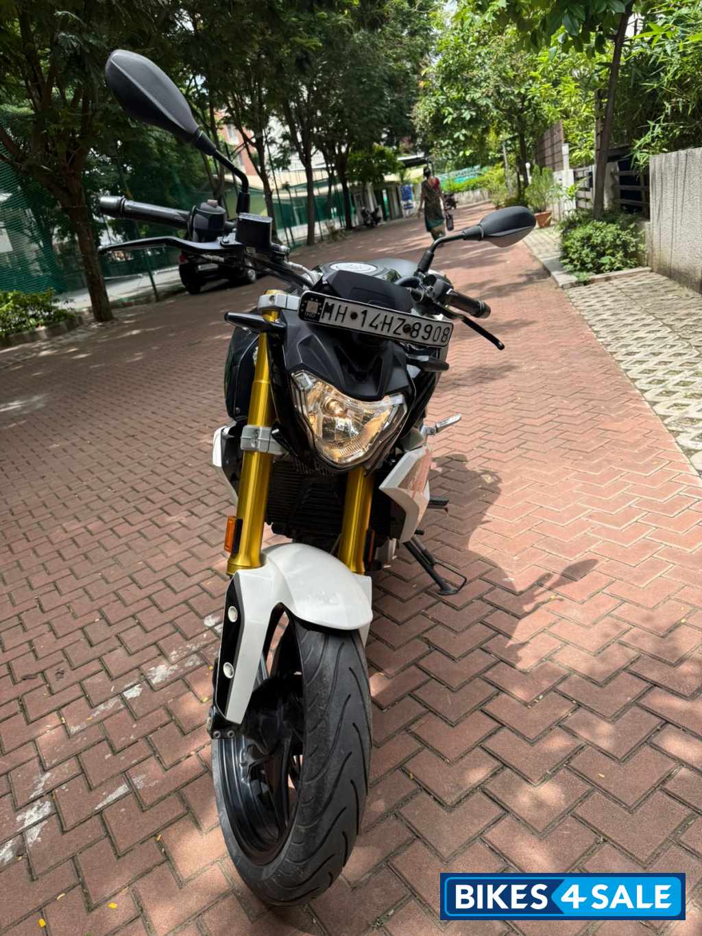Black BMW G 310 R