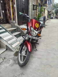 Red Bajaj Platina 100 ES