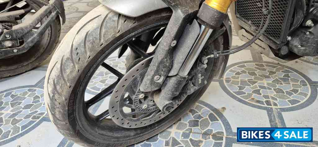 Red Triumph Speed 400