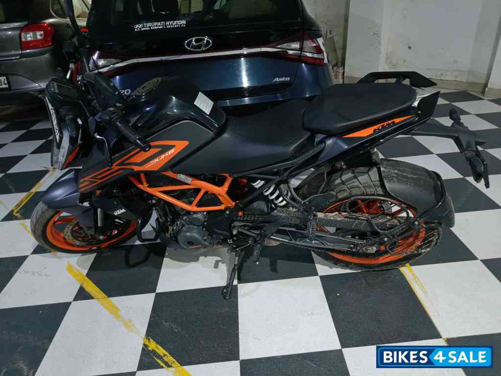 Matte Black KTM Duke 250 2022