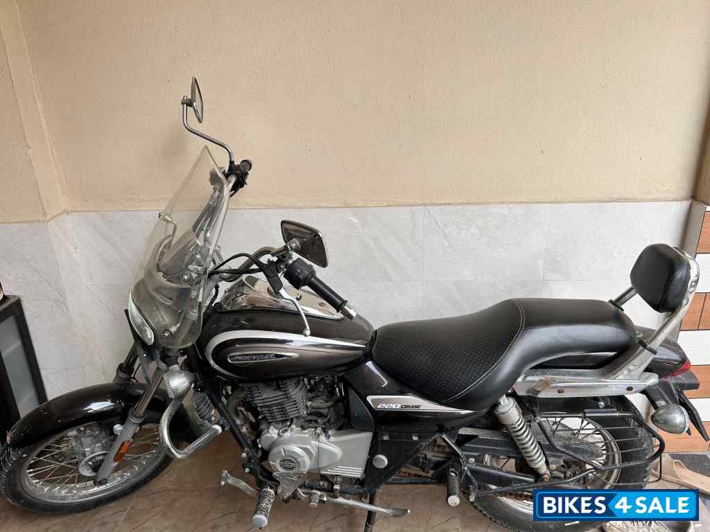 Black Bajaj Avenger Cruise 220