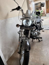 Black Bajaj Avenger Cruise 220