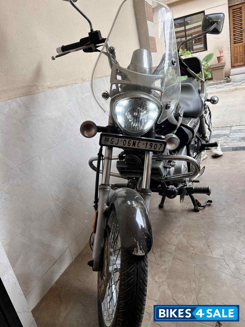 Black Bajaj Avenger Cruise 220