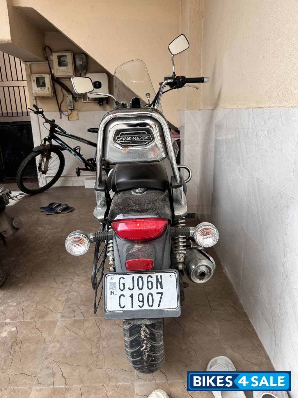 Black Bajaj Avenger Cruise 220