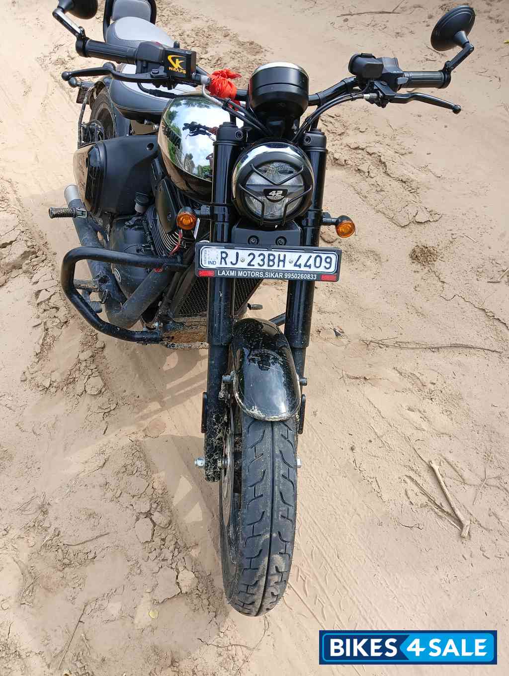 Jawa 42 Bobber Black Mirror