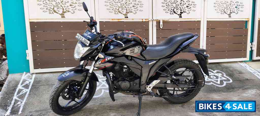Black Suzuki Gixxer 150