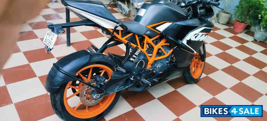 A Black KTM RC 200