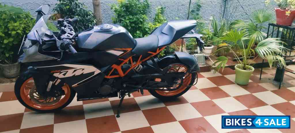 A Black KTM RC 200 A Black KTM RC 200