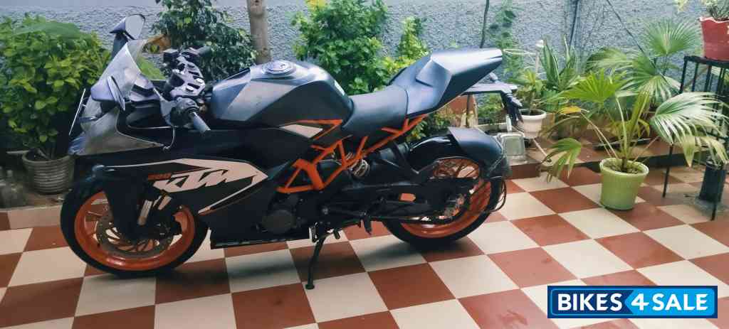 A Black KTM RC 200 A Black KTM RC 200