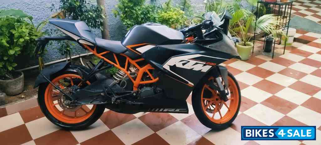 A Black KTM RC 200 A Black KTM RC 200