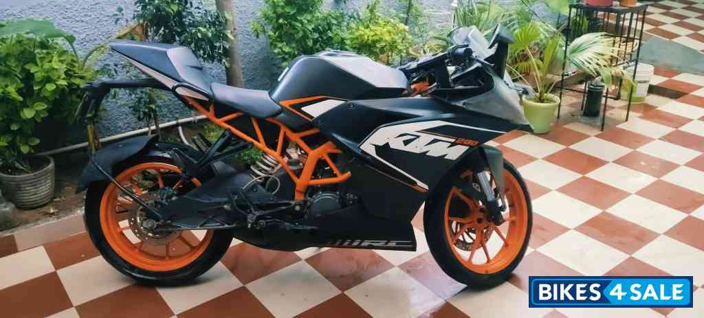 A Black KTM RC 200 A Black KTM RC 200
