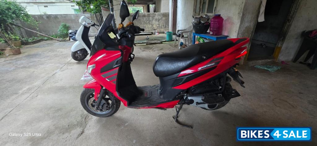 Red Aprilia SXR 125