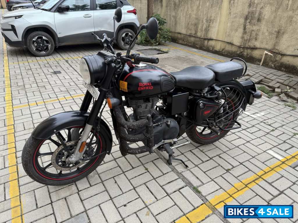 Stealth Black Royal Enfield Classic 350 BS VI