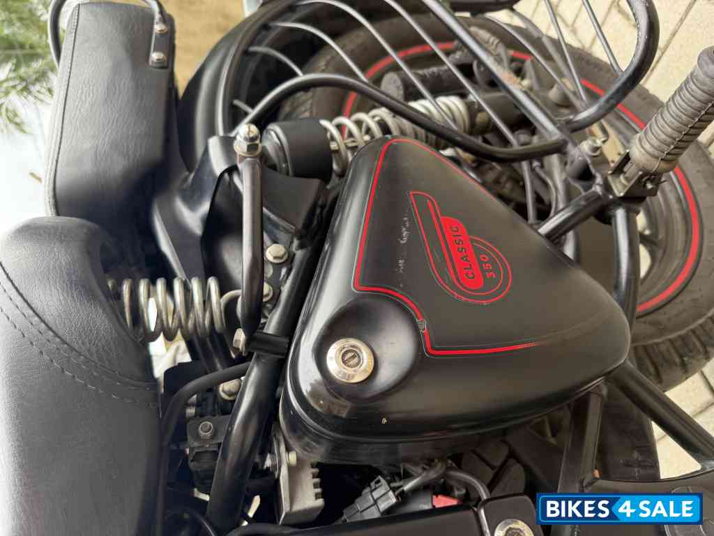 Stealth Black Royal Enfield Classic 350 BS VI