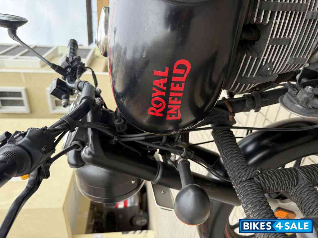 Stealth Black Royal Enfield Classic 350 BS VI