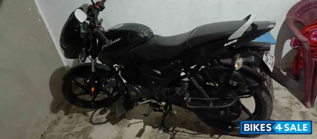 Black Bajaj Pulsar 125 Neon Disc Single Seat