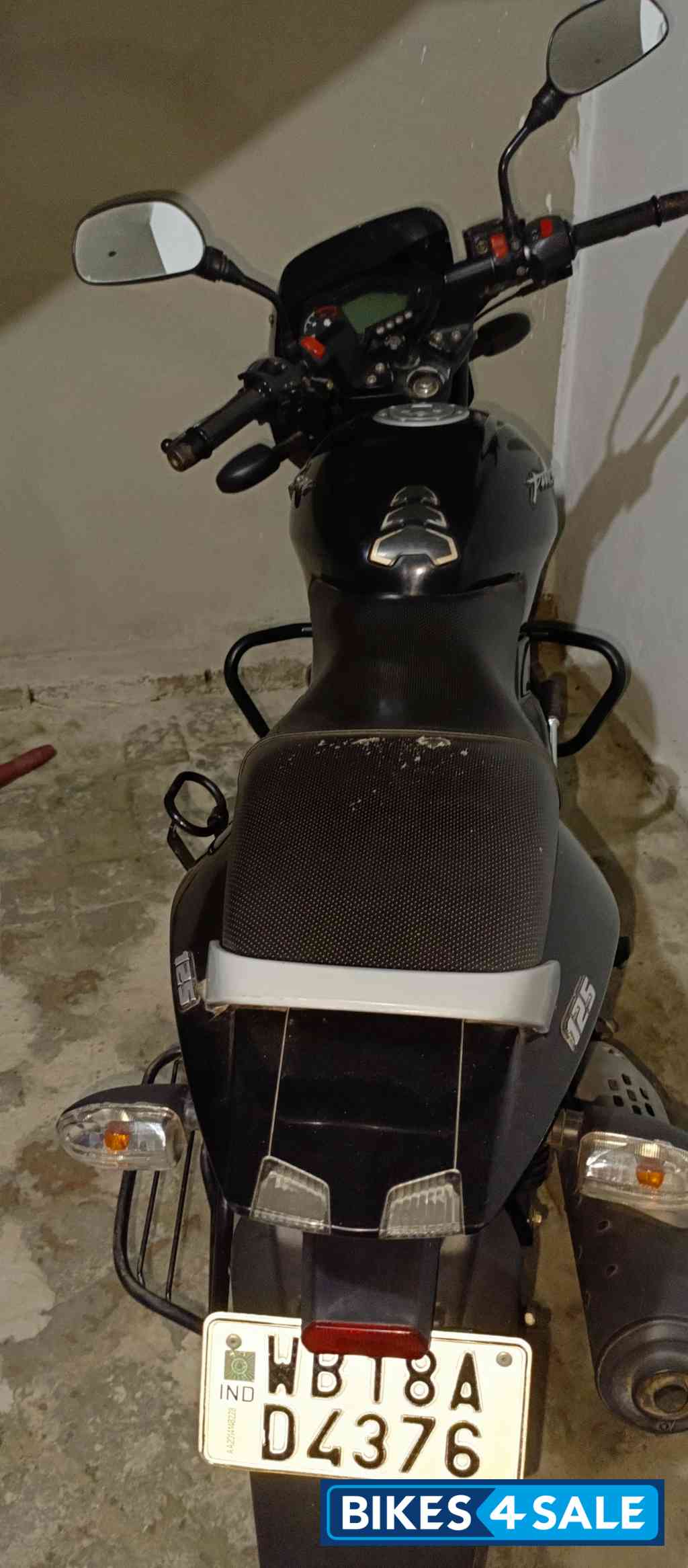 Black Bajaj Pulsar 125 Neon Disc Single Seat