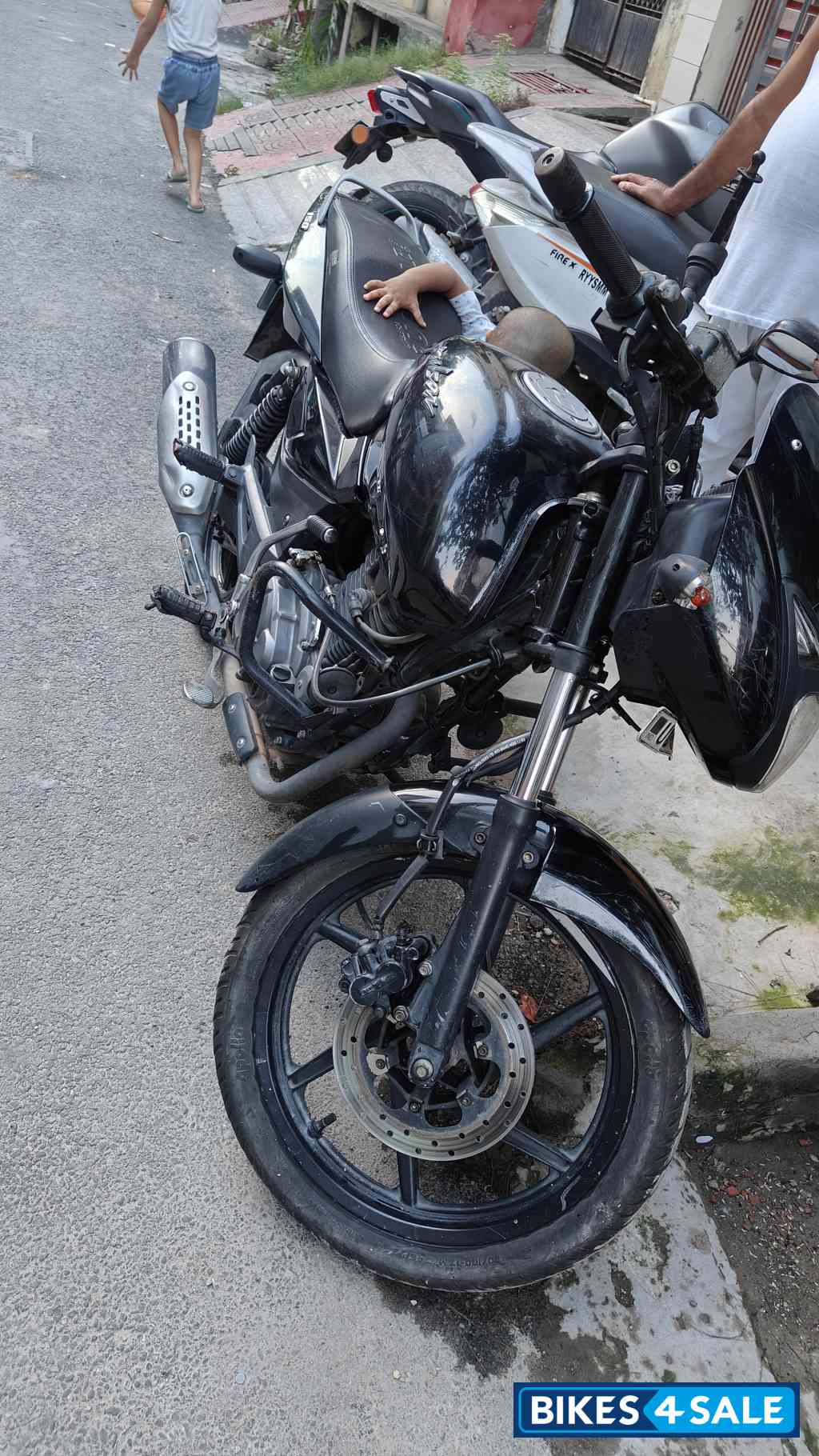 Black Bajaj Pulsar 150 DTSi Black Bajaj Pulsar 150 DTSi
