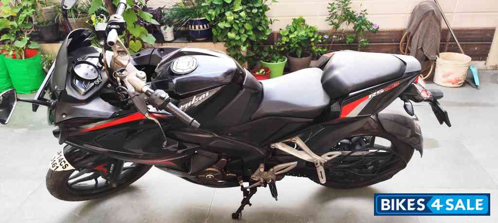 Black Bajaj Pulsar RS 200