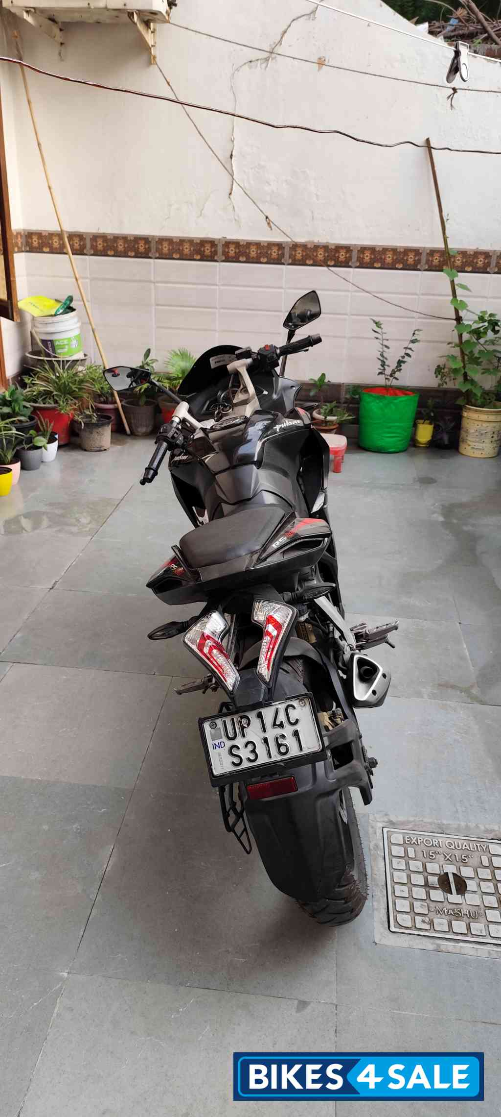 Black Bajaj Pulsar RS 200 Black Bajaj Pulsar RS 200
