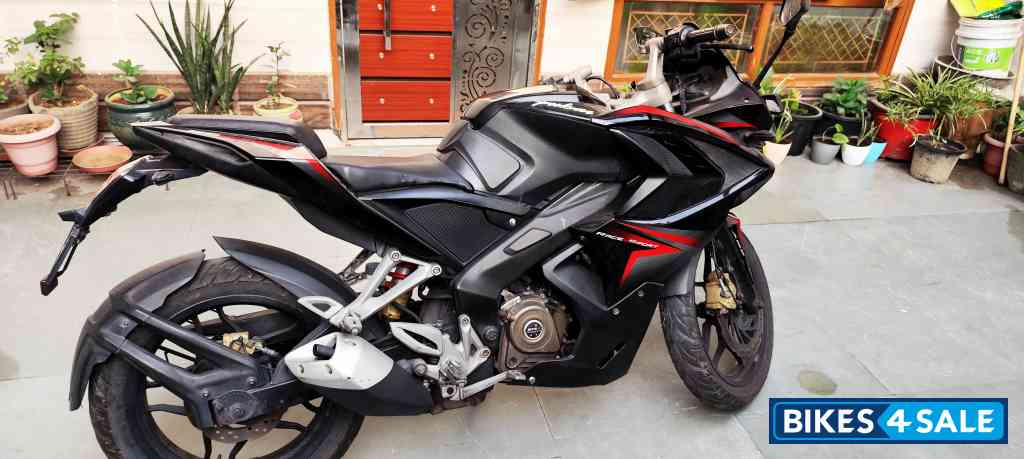 Black Bajaj Pulsar RS 200 Black Bajaj Pulsar RS 200