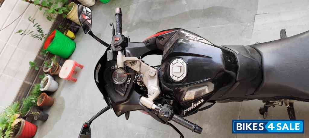 Black Bajaj Pulsar RS 200 Black Bajaj Pulsar RS 200