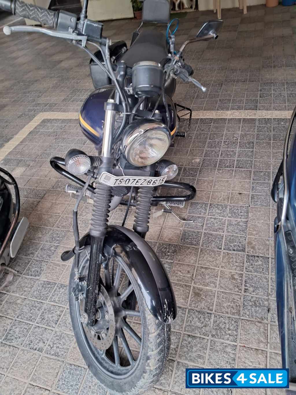 Blue Bajaj Avenger Street 150