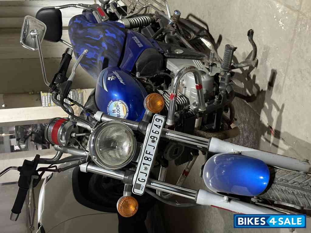 Blue Bajaj Avenger 220 DTS-i
