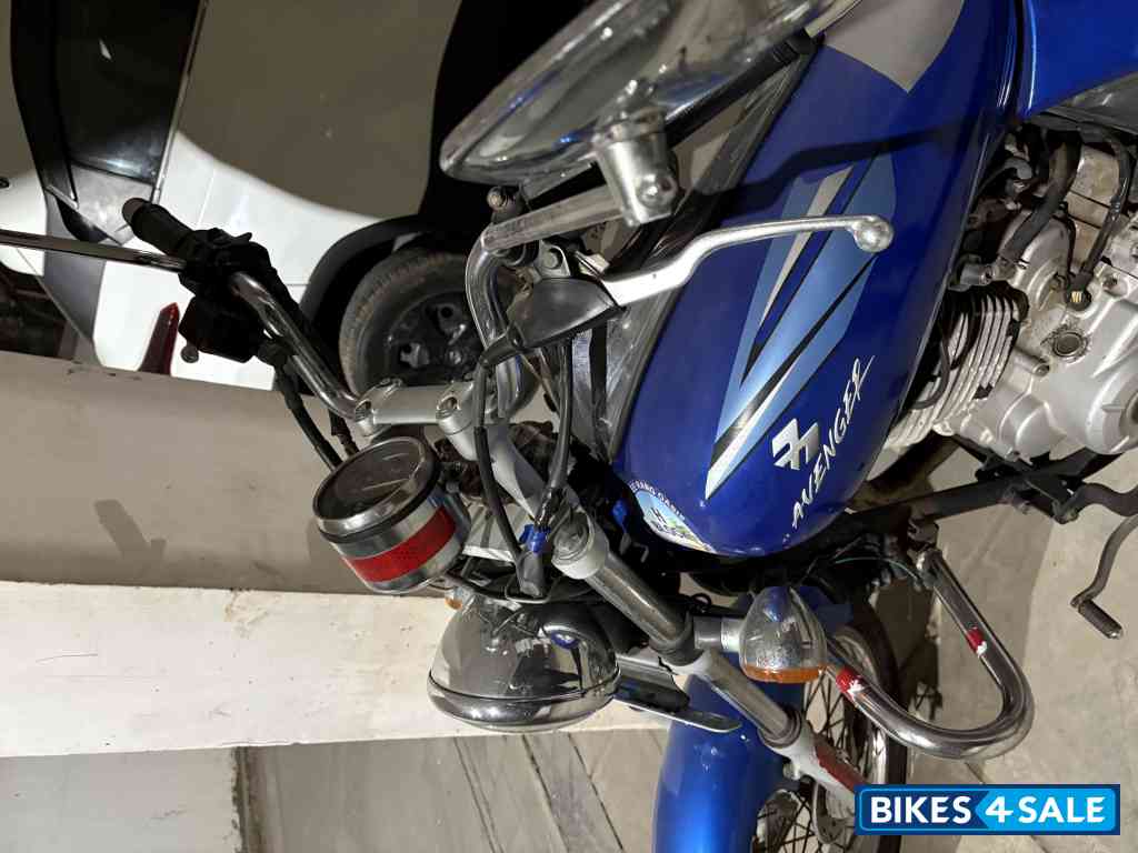 Blue Bajaj Avenger 220 DTS-i