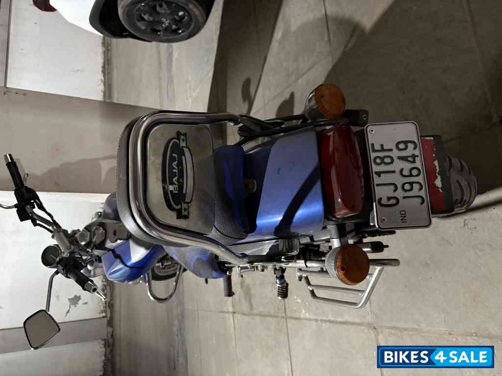 Blue Bajaj Avenger 220 DTS-i