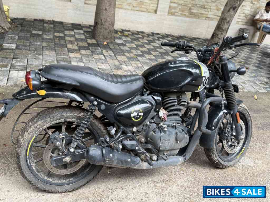 Black Royal Enfield Hunter 350 Metro