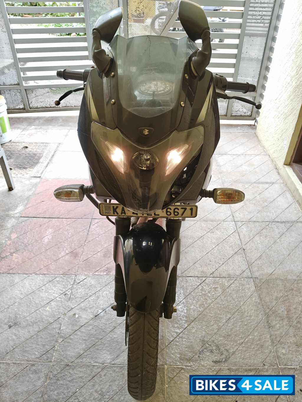 Black Bajaj Pulsar 220F
